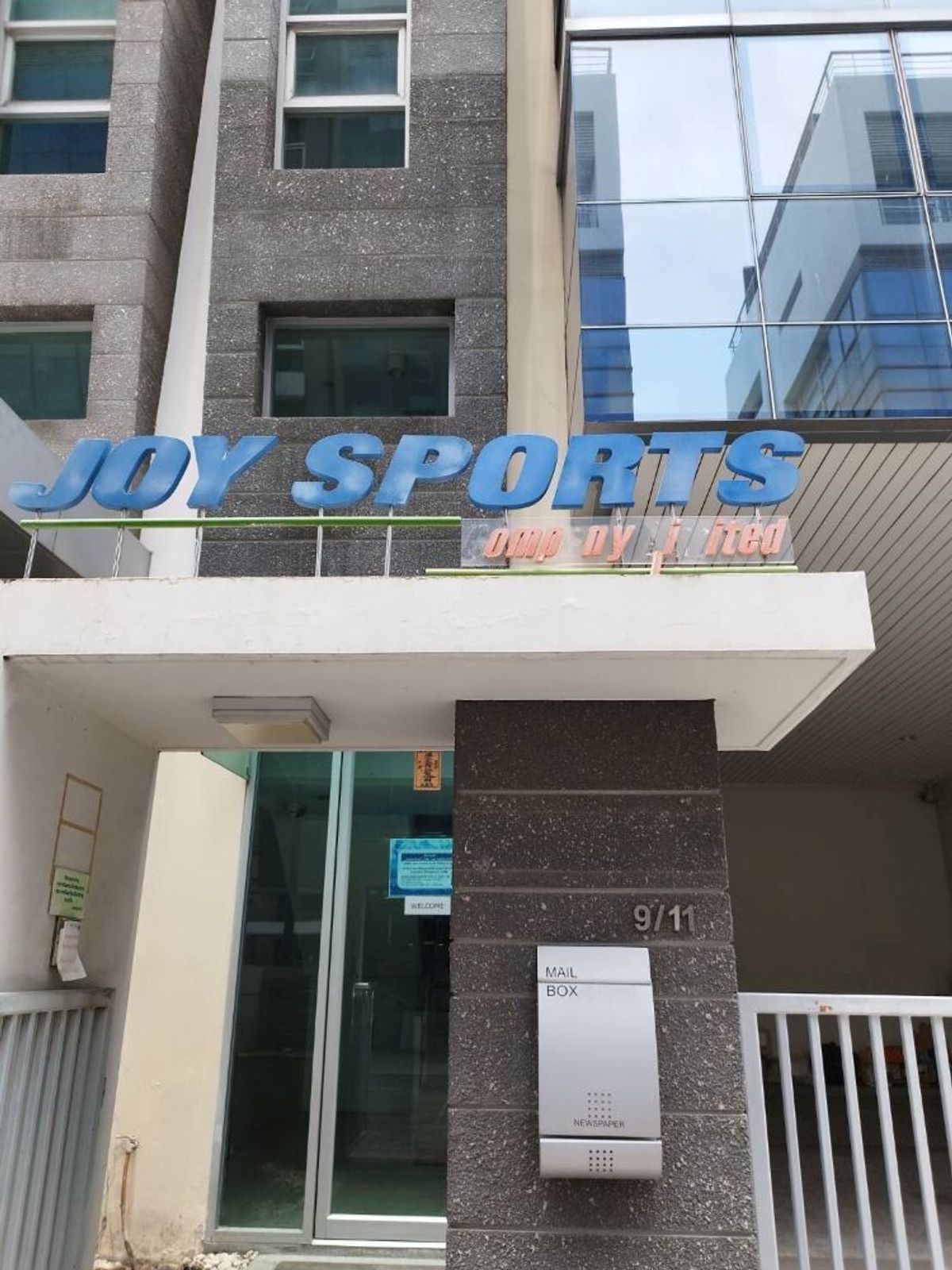 For SaleOfficeRatchadapisek, Huaikwang, Suttisan : Sell ​​5 -story office building, Soi Ratchadaphisek 18, the center of the city, convenient to travel near Sutthisan BTS station.