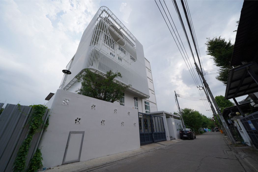 For SaleOfficeLadprao101, Happy Land, The Mall Bang Kapi : For sale: Office, new condition, Lat Phrao 71, Nak Niwat, usable area 1000 sq m, area 1 ngan, ready to use.