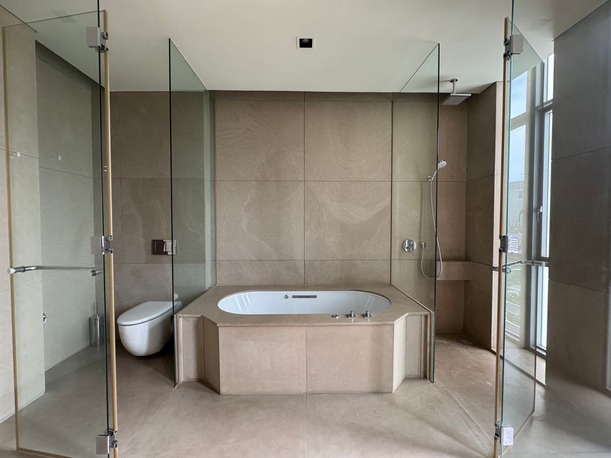 ขายคอนโดสาทร นราธิวาส : ✨ ชีวิตเหนือระดับ! คอนโดหรูแบบดูเพล็กซ์ (Duplex) ที่ The Sukhothai Residences 4 ห้องนอน พร้อมห้องแม่บ้าน ลิฟต์ส่วนตัว ที่จอดรถส่วนตัว และสิ่งอำนวยความสะดวกระดับโรงแรม 5 ดาว