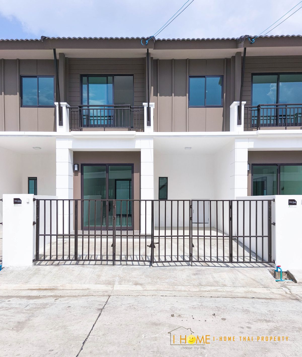 For SaleTownhomeChiang Mai : Two-storey townhouse for sale  3 bedrooms 2 bathrooms and 1 parking.