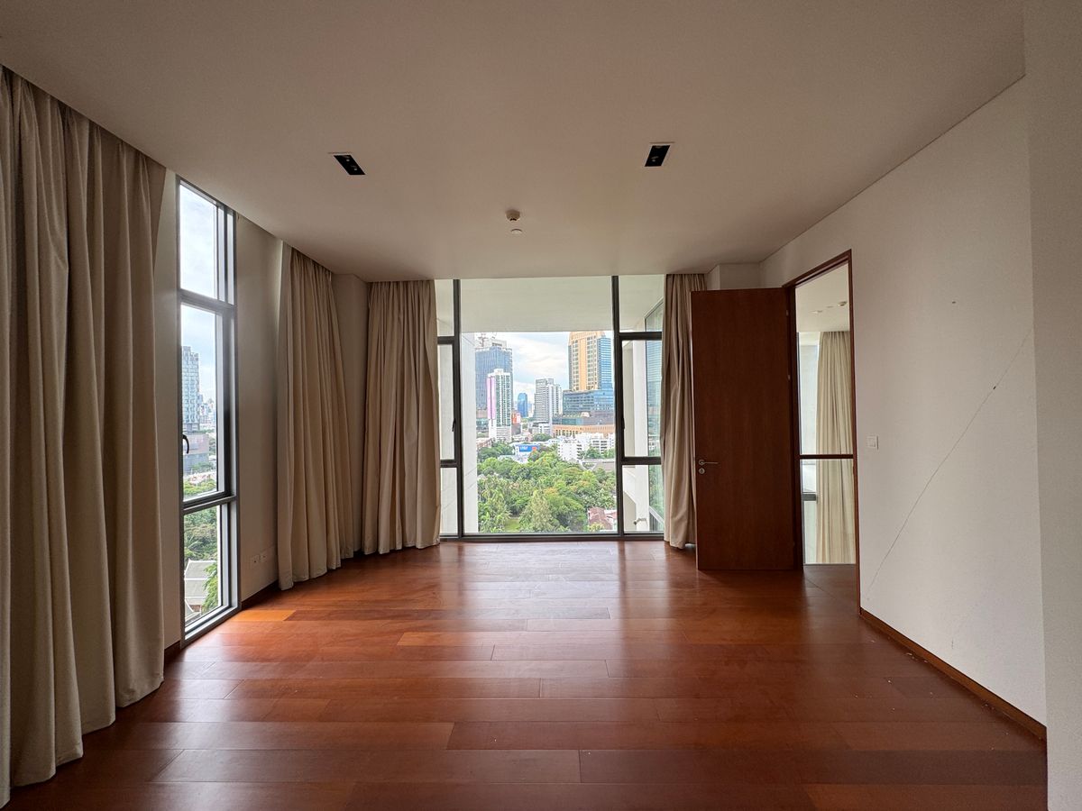 ขายคอนโดสาทร นราธิวาส : ✨ ชีวิตเหนือระดับ! คอนโดหรูแบบดูเพล็กซ์ (Duplex) ที่ The Sukhothai Residences 4 ห้องนอน พร้อมห้องแม่บ้าน ลิฟต์ส่วนตัว ที่จอดรถส่วนตัว และสิ่งอำนวยความสะดวกระดับโรงแรม 5 ดาว