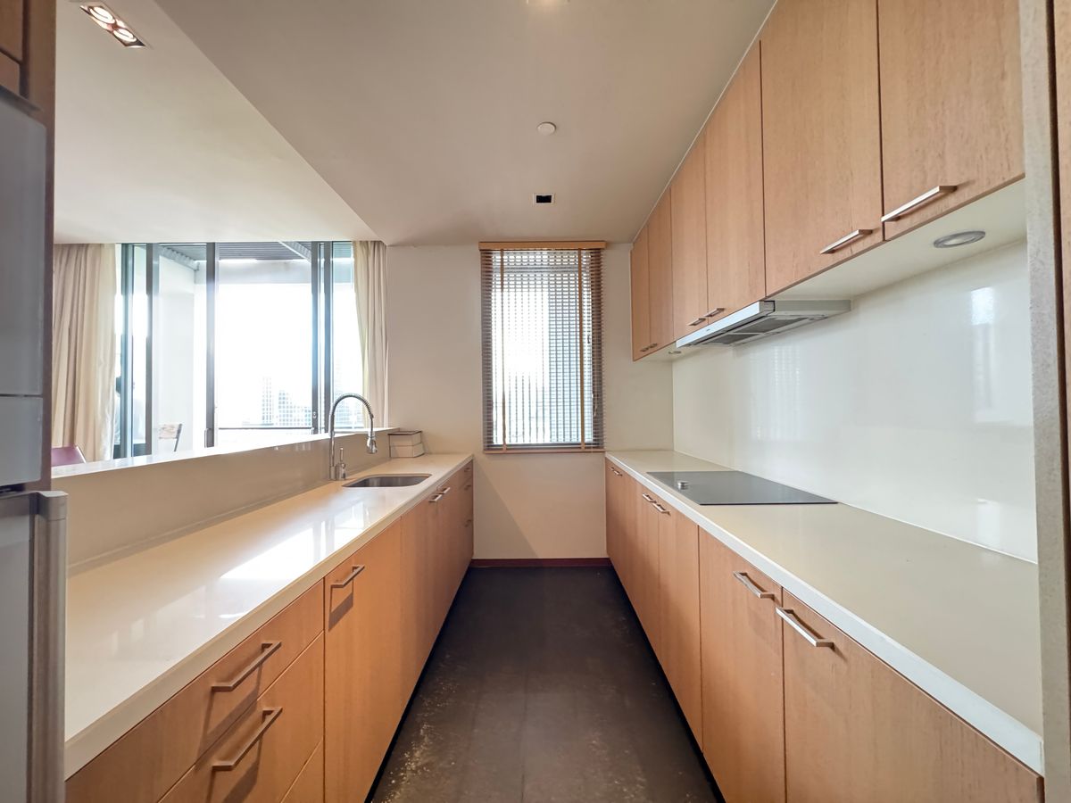 ขายคอนโดสาทร นราธิวาส : ✨ ชีวิตเหนือระดับ! คอนโดหรูแบบดูเพล็กซ์ (Duplex) ที่ The Sukhothai Residences 4 ห้องนอน พร้อมห้องแม่บ้าน ลิฟต์ส่วนตัว ที่จอดรถส่วนตัว และสิ่งอำนวยความสะดวกระดับโรงแรม 5 ดาว