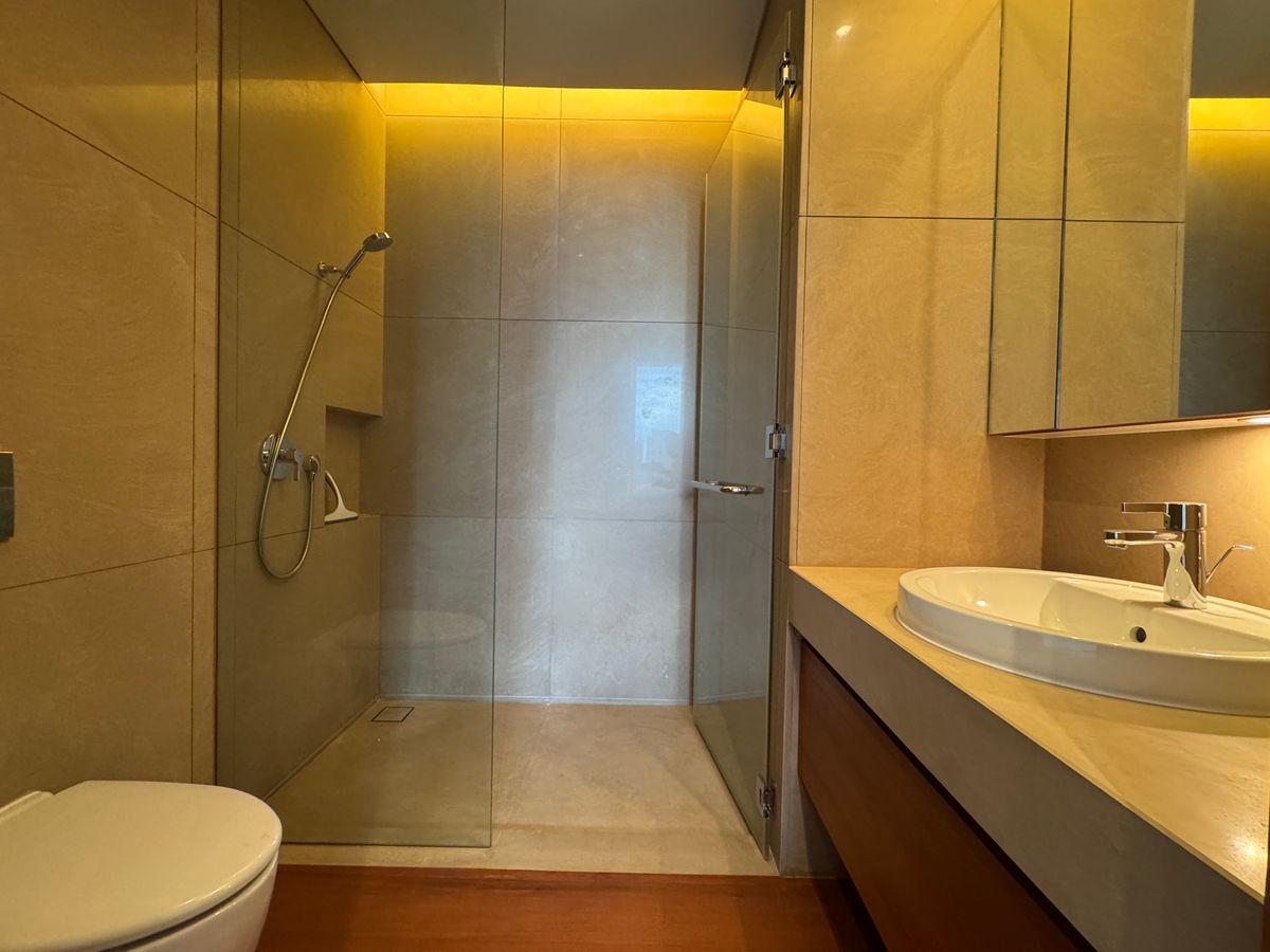 ขายคอนโดสาทร นราธิวาส : ✨ ชีวิตเหนือระดับ! คอนโดหรูแบบดูเพล็กซ์ (Duplex) ที่ The Sukhothai Residences 4 ห้องนอน พร้อมห้องแม่บ้าน ลิฟต์ส่วนตัว ที่จอดรถส่วนตัว และสิ่งอำนวยความสะดวกระดับโรงแรม 5 ดาว