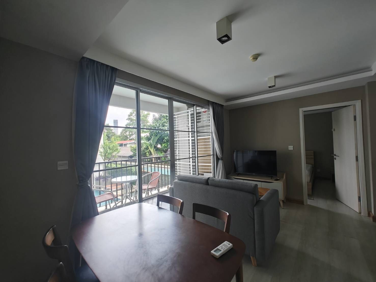 For SaleCondoSukhumvit, Asoke, Thonglor : 2 Bedrooms for Sale Facing Swimingpool U5579230