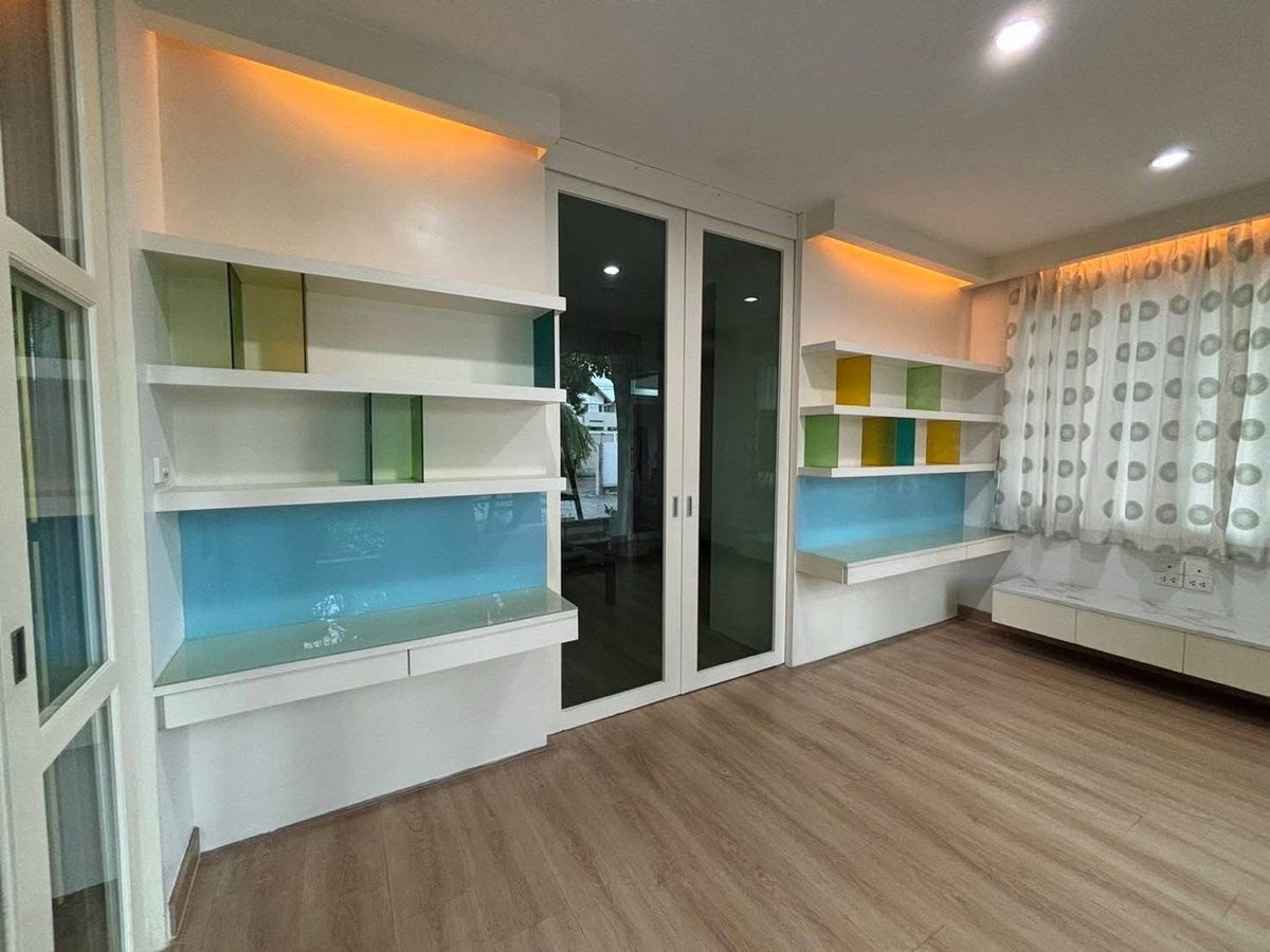 For RentHouseLadprao, Central Ladprao : 📢👇 Detached house located in private gated compound , quiet and peaceful, close to local communities also close to popular restaurants and cafes, easy access to expressway entrances and exits.