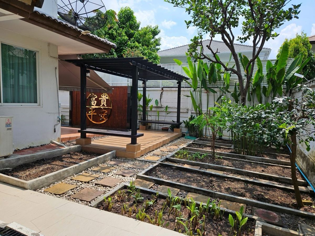 For RentHouseLadprao, Central Ladprao : 📢👇 Detached house located in private gated compound , quiet and peaceful, close to local communities also close to popular restaurants and cafes, easy access to expressway entrances and exits.