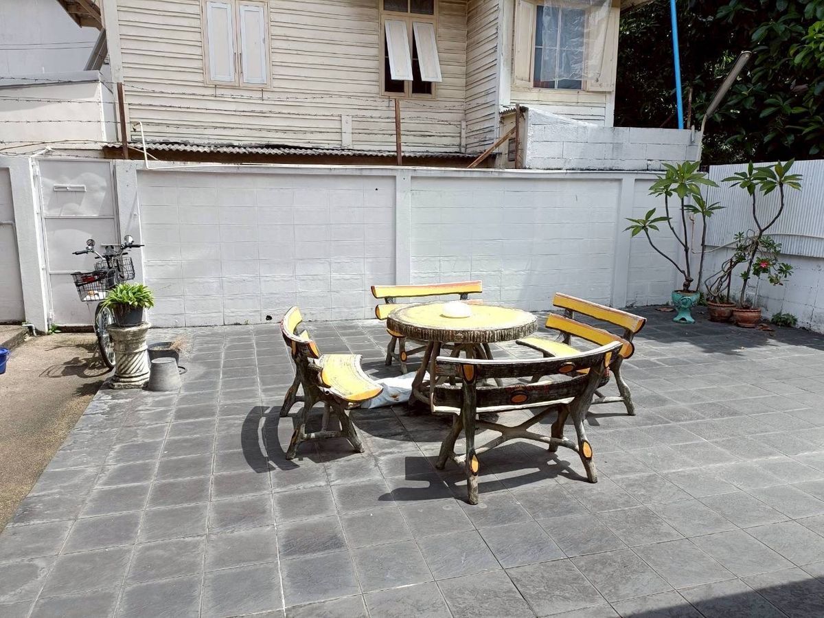 ขายบ้านเยาวราช บางลำพู : ขายบ้านพร้อมที่ดินใจกลางพระนคร ทำเลทรงคุณค่า ตั้งอยู่ที่ตรอกตึกดิน ตรงข้าม ศาลาว่าการกรุงเทพ โอกาสการลงทุนที่หาไม่ได้ง่ายๆ  