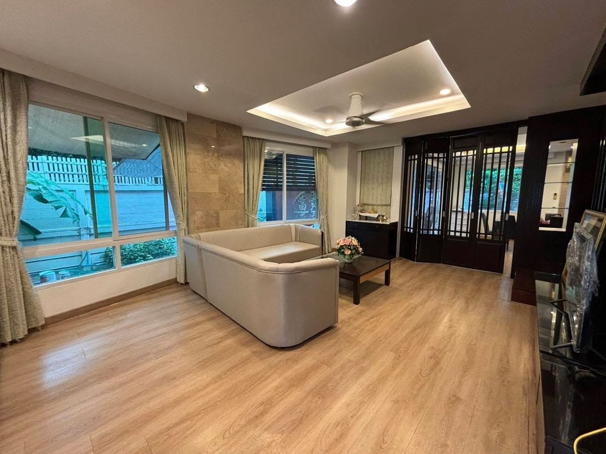 For RentHouseLadprao, Central Ladprao : 📢👇 Detached house located in private gated compound , quiet and peaceful, close to local communities also close to popular restaurants and cafes, easy access to expressway entrances and exits.