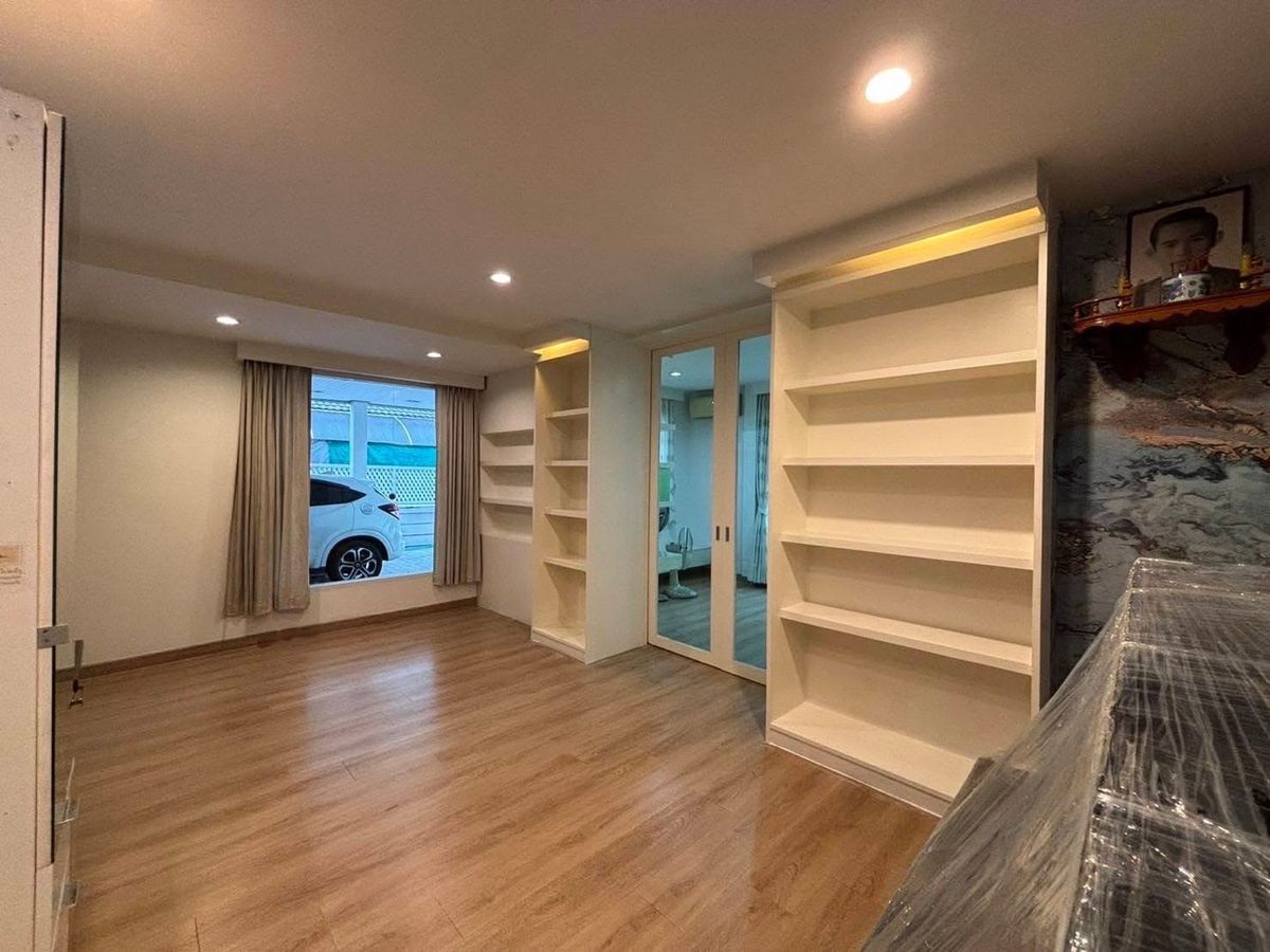 For RentHouseLadprao, Central Ladprao : 📢👇 Detached house located in private gated compound , quiet and peaceful, close to local communities also close to popular restaurants and cafes, easy access to expressway entrances and exits.