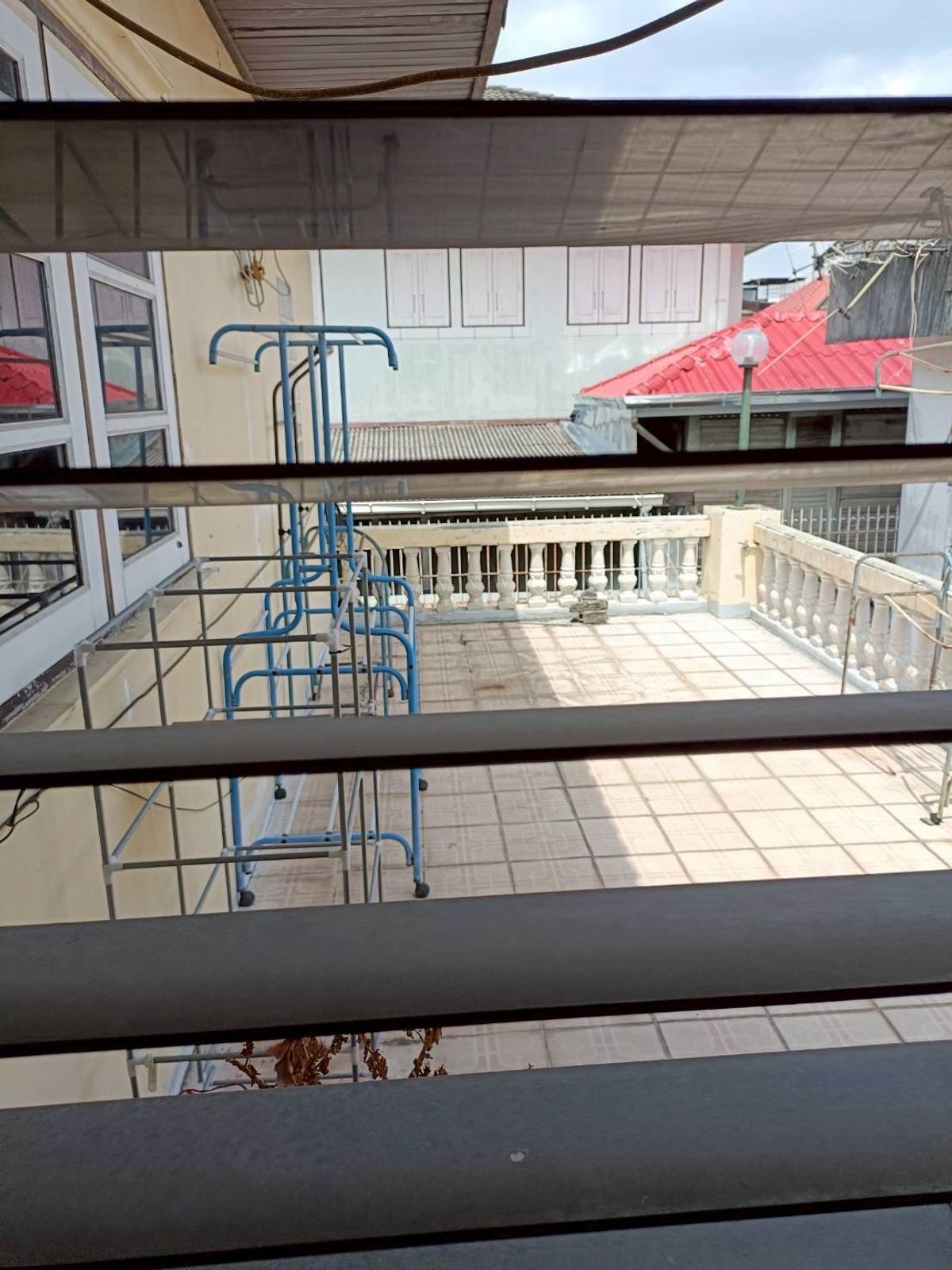 ขายบ้านเยาวราช บางลำพู : ขายบ้านพร้อมที่ดินใจกลางพระนคร ทำเลทรงคุณค่า ตั้งอยู่ที่ตรอกตึกดิน ตรงข้าม ศาลาว่าการกรุงเทพ โอกาสการลงทุนที่หาไม่ได้ง่ายๆ  