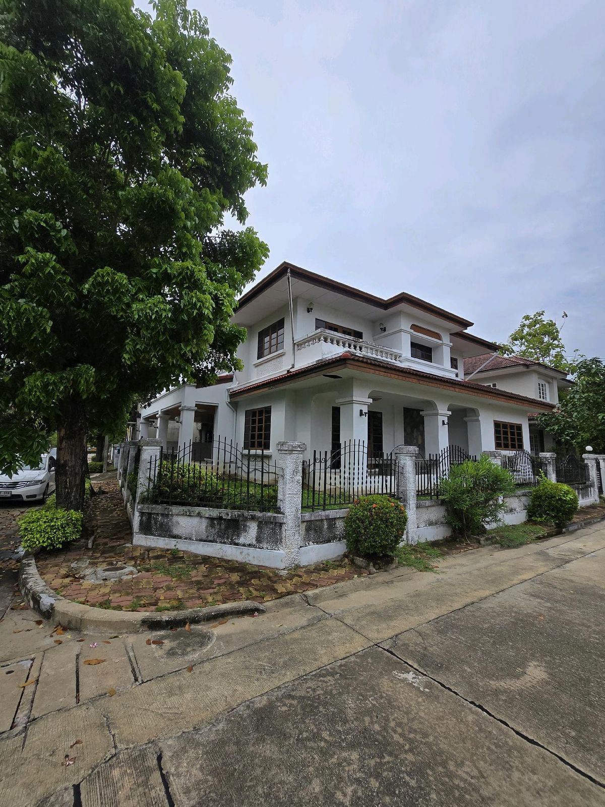 ขายบ้านเอกชัย บางบอน : ราคาพิเศษโค้งสุดท้าย ก่อนรีโนเวท ถึงสิ้นเดือน สค.68 เท่านั้น! บ้านชัยพฤกษ์ บางบอน 82 ตร.ว. พื้นที่ใช้สอย 300 ตร.ม. แปลงมุม หลังใหญ่ สภาพดี เฟอร์built in ใกล้ถนนกาญจนาภิเษก ใกล้ห้าง,โรงเรียน, โรงพยาบาล, รถไฟฟ้า และทางด่วน 