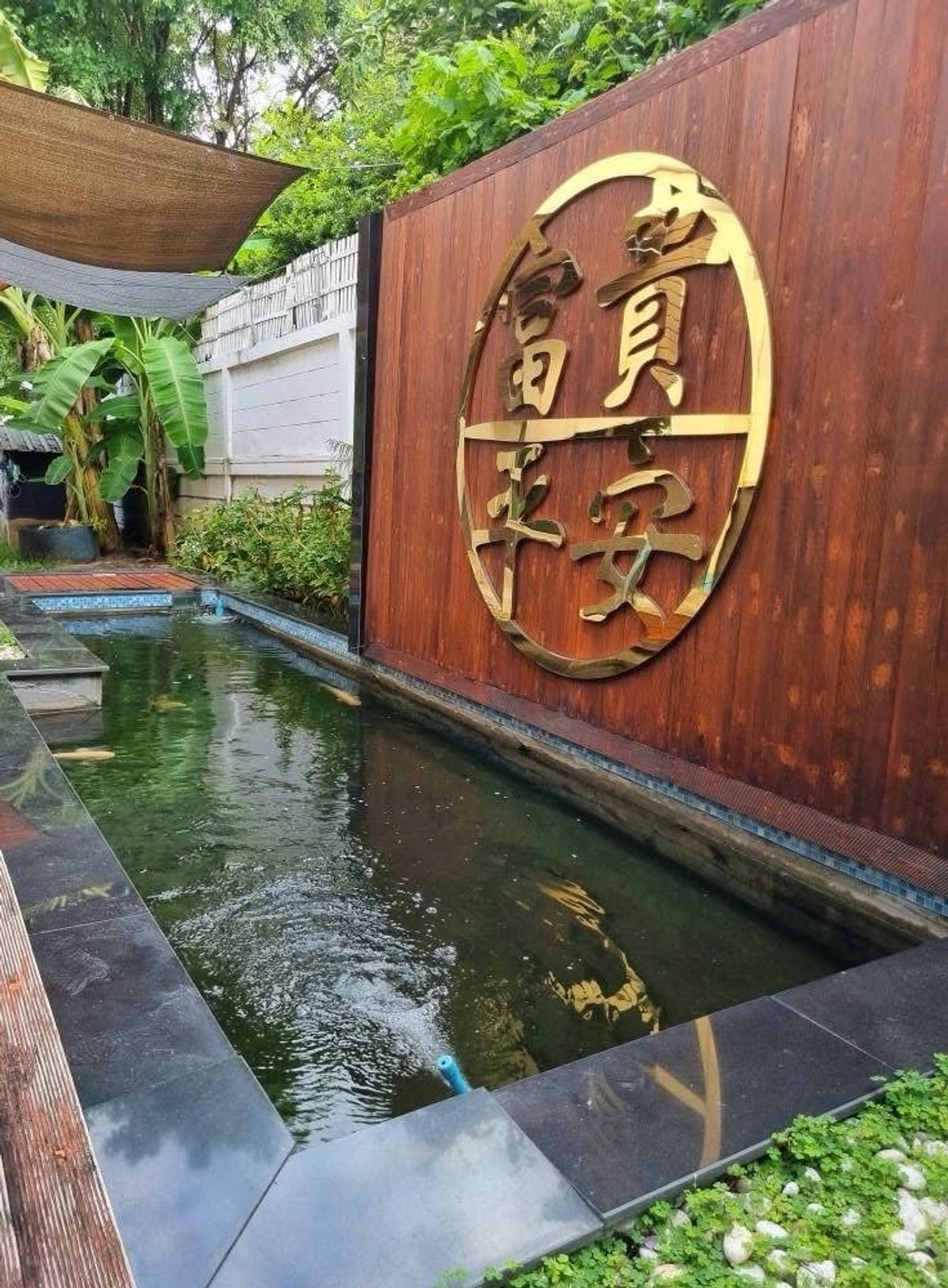 For RentHouseLadprao, Central Ladprao : 📢👇 Detached house located in private gated compound , quiet and peaceful, close to local communities also close to popular restaurants and cafes, easy access to expressway entrances and exits.