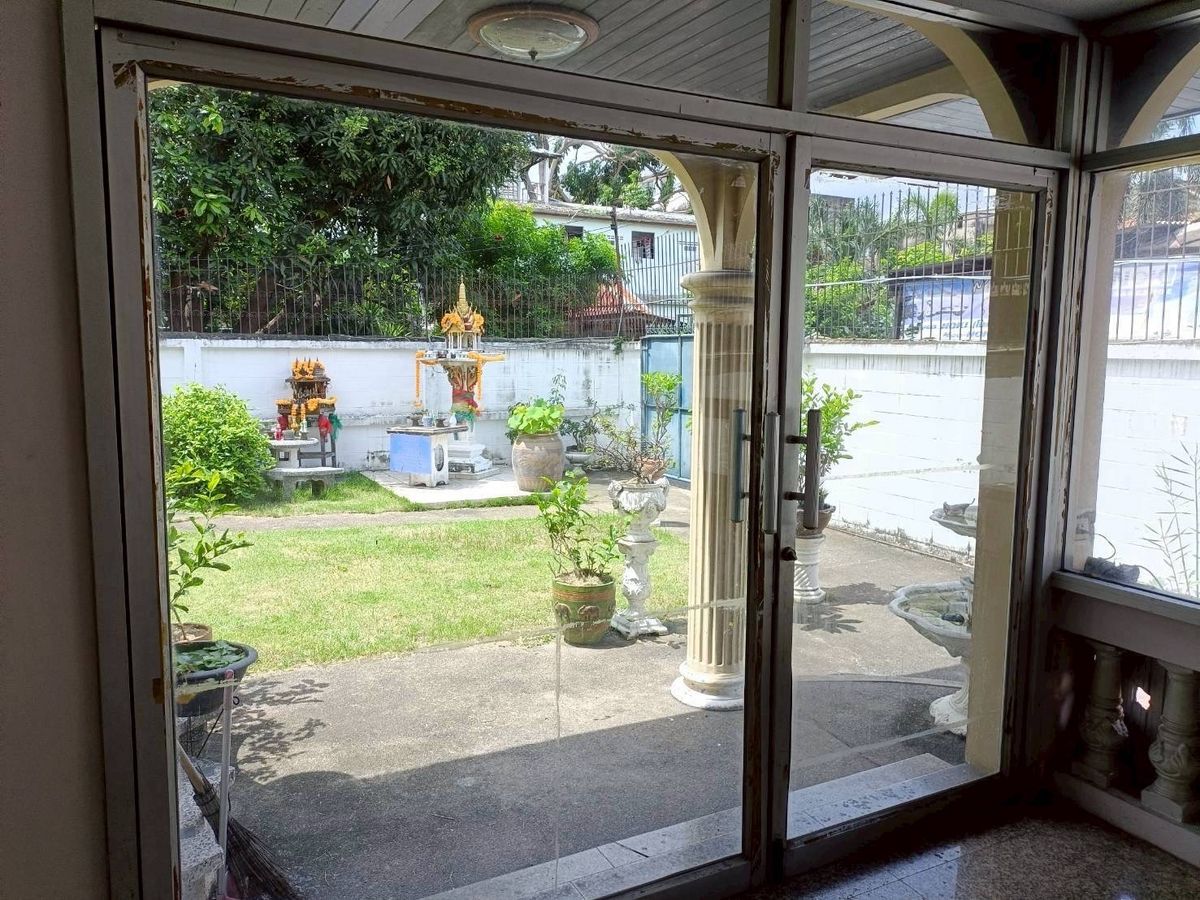 ขายบ้านเยาวราช บางลำพู : ขายบ้านพร้อมที่ดินใจกลางพระนคร ทำเลทรงคุณค่า ตั้งอยู่ที่ตรอกตึกดิน ตรงข้าม ศาลาว่าการกรุงเทพ โอกาสการลงทุนที่หาไม่ได้ง่ายๆ  