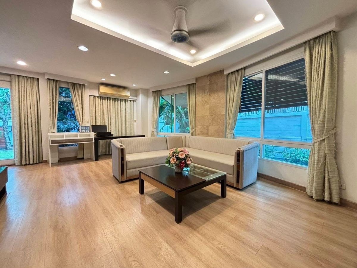 For RentHouseLadprao, Central Ladprao : 📢👇 Detached house located in private gated compound , quiet and peaceful, close to local communities also close to popular restaurants and cafes, easy access to expressway entrances and exits.
