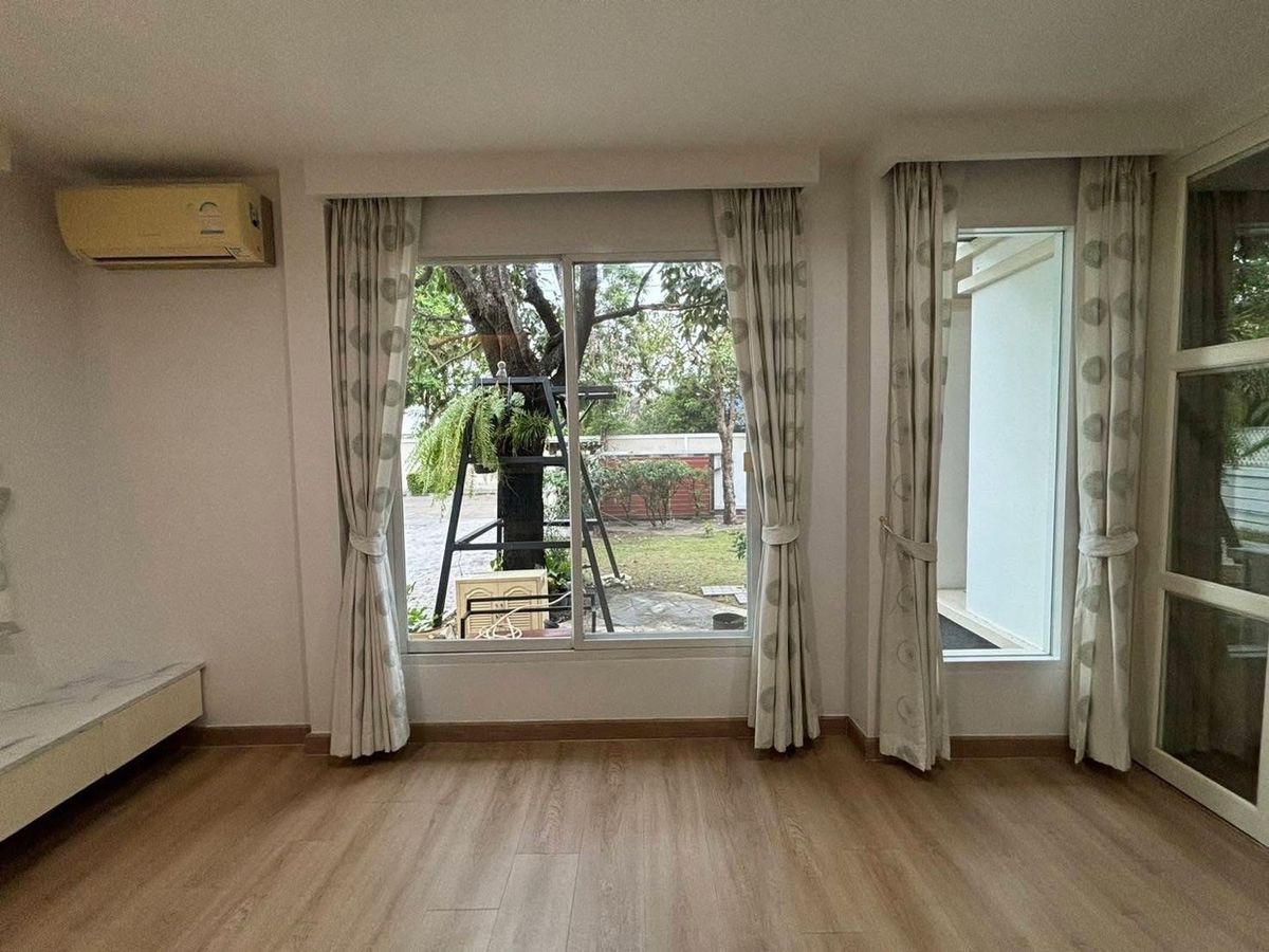 For RentHouseLadprao, Central Ladprao : 📢👇 Detached house located in private gated compound , quiet and peaceful, close to local communities also close to popular restaurants and cafes, easy access to expressway entrances and exits.
