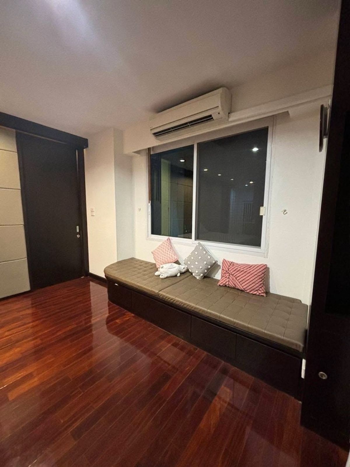 For RentHouseLadprao, Central Ladprao : 📢👇 Detached house located in private gated compound , quiet and peaceful, close to local communities also close to popular restaurants and cafes, easy access to expressway entrances and exits.