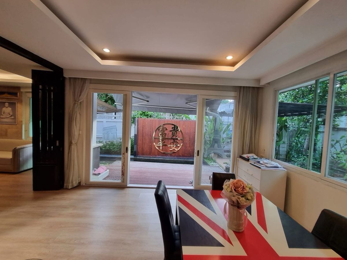 For RentHouseLadprao, Central Ladprao : 📢👇 Detached house located in private gated compound , quiet and peaceful, close to local communities also close to popular restaurants and cafes, easy access to expressway entrances and exits.