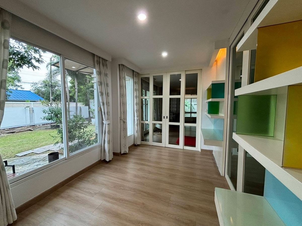 For RentHouseLadprao, Central Ladprao : 📢👇 Detached house located in private gated compound , quiet and peaceful, close to local communities also close to popular restaurants and cafes, easy access to expressway entrances and exits.