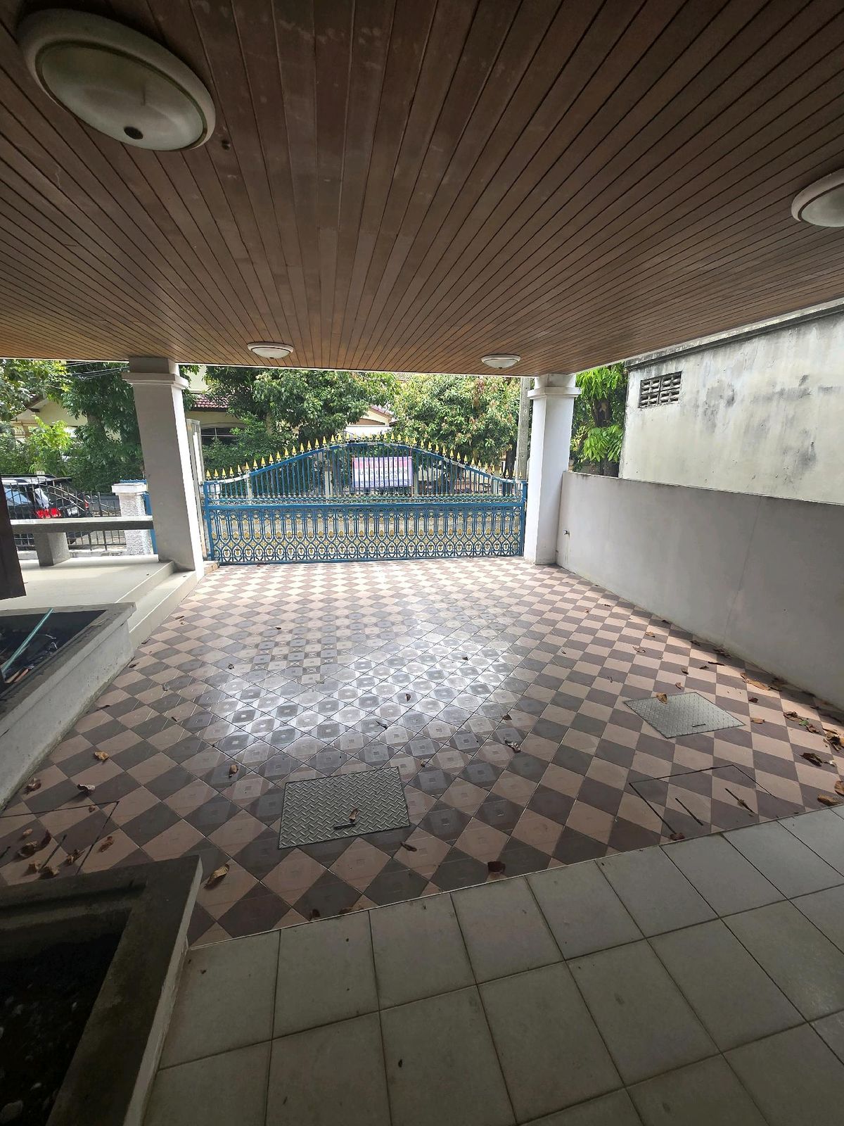 ขายบ้านเอกชัย บางบอน : ลดเพิ่มอีก 4 แสนได้หลังนี้ไปถือว่าคุ้มมาก! บ้านเดี่ยวหลังใหญ่ ทำเลดี มีห้องแม่บ้าน แถมครัวไทยแยกส่วน หมู่บ้านชัยพฤกษ์ บางบอน 82 ตร.ว. พื้นที่ใช้สอย 250 ตร.ม. แปลงมุม สภาพดี เฟอร์built in ใกล้ถนนกาญจนาภิเษก ใกล้ห้าง,โรงเรียน, โรงพยาบาล, รถไฟฟ้า และทางด่วน 