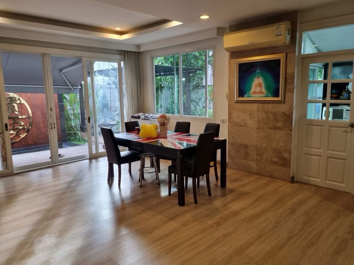 For RentHouseLadprao, Central Ladprao : 📢👇 Detached house located in private gated compound , quiet and peaceful, close to local communities also close to popular restaurants and cafes, easy access to expressway entrances and exits.
