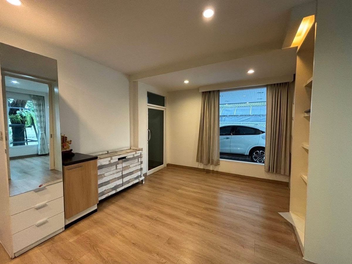 For RentHouseLadprao, Central Ladprao : 📢👇 Detached house located in private gated compound , quiet and peaceful, close to local communities also close to popular restaurants and cafes, easy access to expressway entrances and exits.