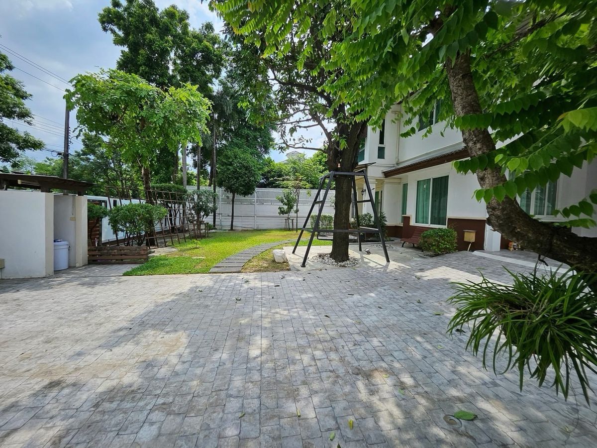 For RentHouseLadprao, Central Ladprao : 📢👇 Detached house located in private gated compound , quiet and peaceful, close to local communities also close to popular restaurants and cafes, easy access to expressway entrances and exits.