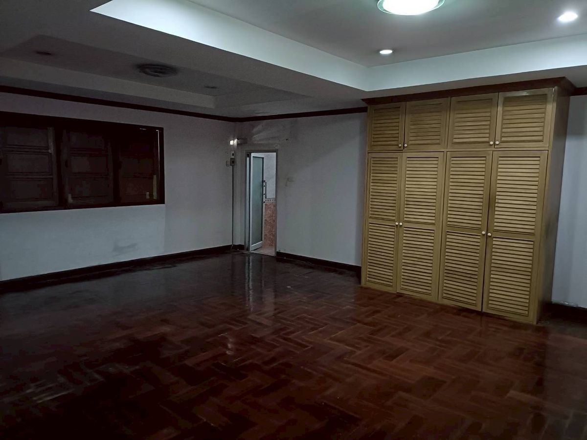 ขายบ้านเยาวราช บางลำพู : ขายบ้านพร้อมที่ดินใจกลางพระนคร ทำเลทรงคุณค่า ตั้งอยู่ที่ตรอกตึกดิน ตรงข้าม ศาลาว่าการกรุงเทพ โอกาสการลงทุนที่หาไม่ได้ง่ายๆ  