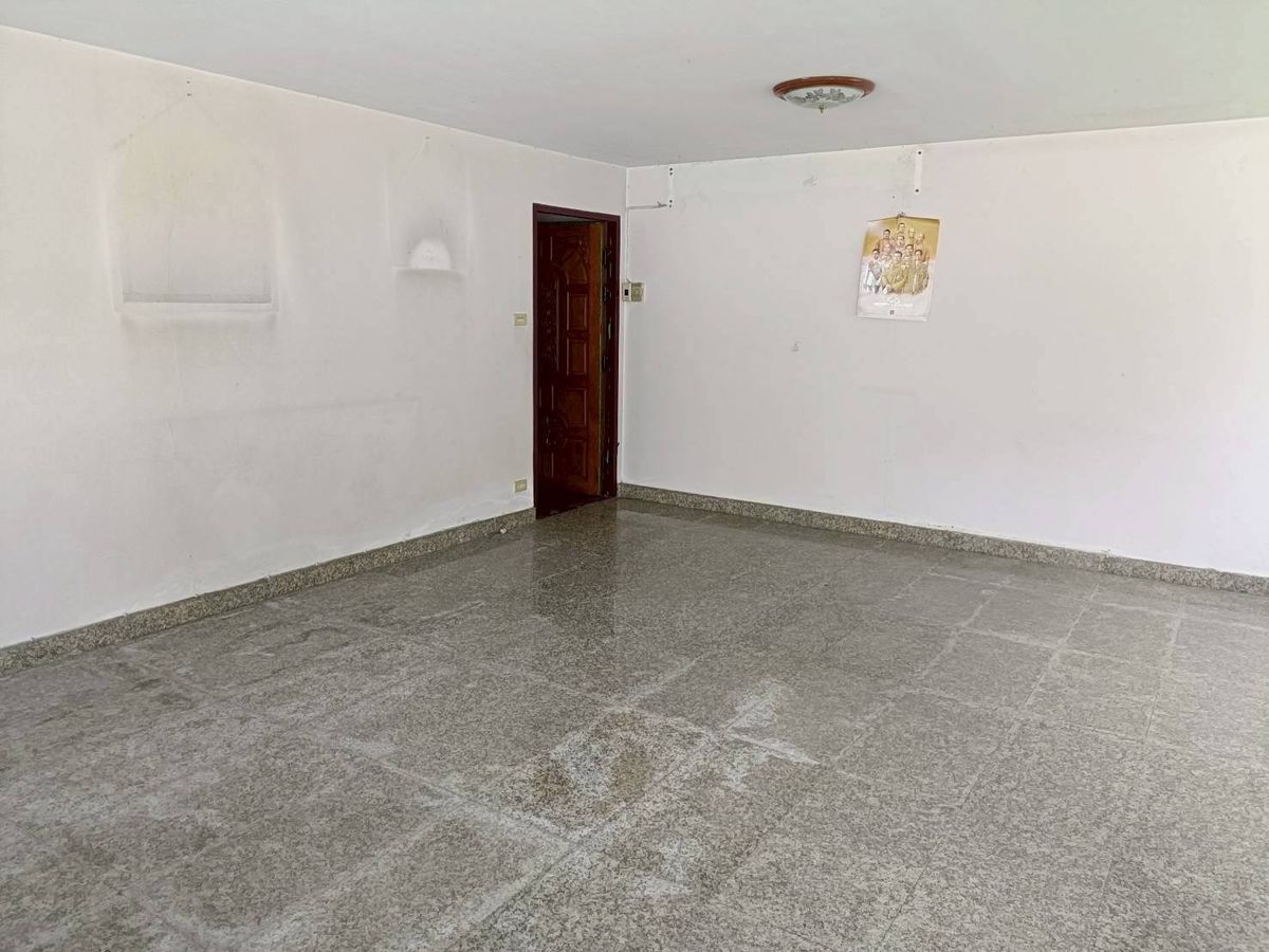 ขายบ้านเยาวราช บางลำพู : ขายบ้านพร้อมที่ดินใจกลางพระนคร ทำเลทรงคุณค่า ตั้งอยู่ที่ตรอกตึกดิน ตรงข้าม ศาลาว่าการกรุงเทพ โอกาสการลงทุนที่หาไม่ได้ง่ายๆ  