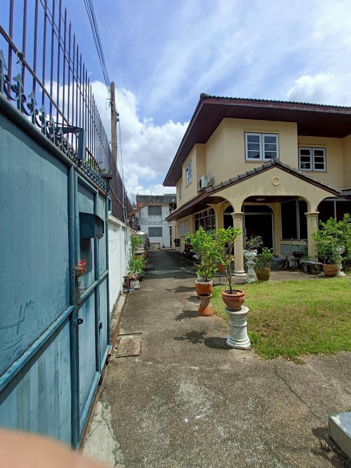 ขายบ้านเยาวราช บางลำพู : ขายบ้านพร้อมที่ดินใจกลางพระนคร ทำเลทรงคุณค่า ตั้งอยู่ที่ตรอกตึกดิน ตรงข้าม ศาลาว่าการกรุงเทพ โอกาสการลงทุนที่หาไม่ได้ง่ายๆ  