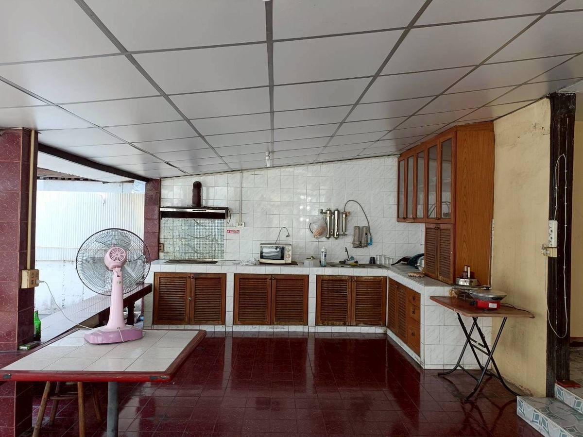 ขายบ้านเยาวราช บางลำพู : ขายบ้านพร้อมที่ดินใจกลางพระนคร ทำเลทรงคุณค่า ตั้งอยู่ที่ตรอกตึกดิน ตรงข้าม ศาลาว่าการกรุงเทพ โอกาสการลงทุนที่หาไม่ได้ง่ายๆ  