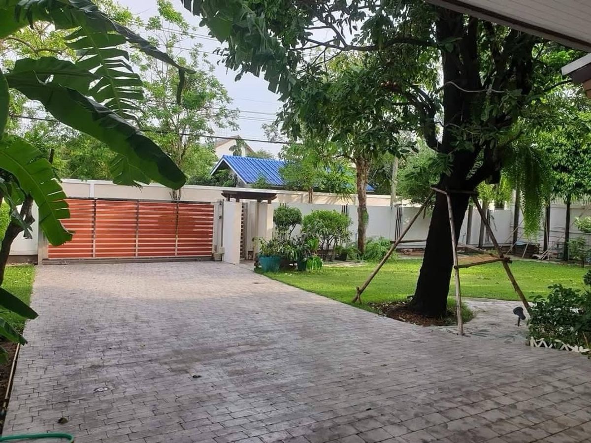 For RentHouseLadprao, Central Ladprao : 📢👇 Detached house located in private gated compound , quiet and peaceful, close to local communities also close to popular restaurants and cafes, easy access to expressway entrances and exits.