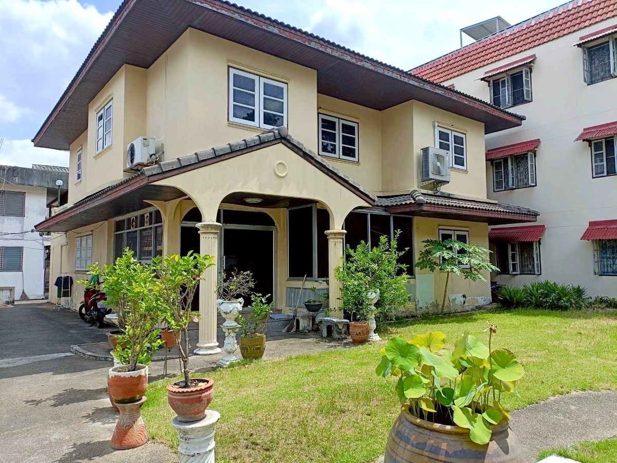 For SaleHouseYaowarat, Banglamphu : Large detached house for sale with land In the heart of Bangkok - opposite Bangkok, the potential location is suitable for commercial purposes.