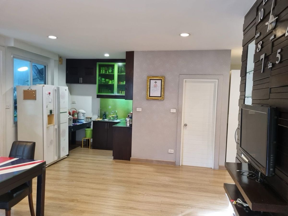 For RentHouseLadprao, Central Ladprao : 📢👇 Detached house located in private gated compound , quiet and peaceful, close to local communities also close to popular restaurants and cafes, easy access to expressway entrances and exits.