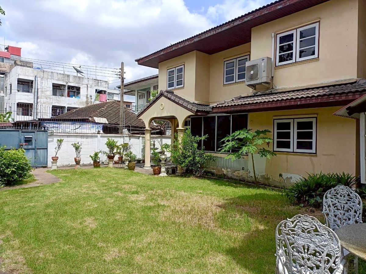 ขายบ้านเยาวราช บางลำพู : ขายบ้านพร้อมที่ดินใจกลางพระนคร ทำเลทรงคุณค่า ตั้งอยู่ที่ตรอกตึกดิน ตรงข้าม ศาลาว่าการกรุงเทพ โอกาสการลงทุนที่หาไม่ได้ง่ายๆ  