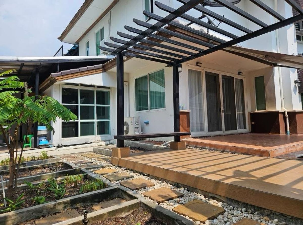 For RentHouseLadprao, Central Ladprao : 📢👇 Detached house located in private gated compound , quiet and peaceful, close to local communities also close to popular restaurants and cafes, easy access to expressway entrances and exits.