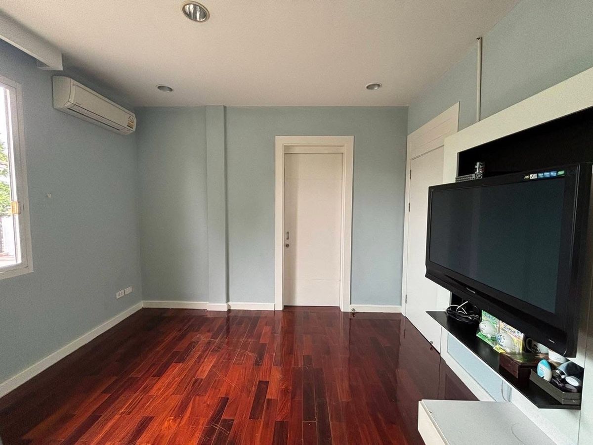 For RentHouseLadprao, Central Ladprao : 📢👇 Detached house located in private gated compound , quiet and peaceful, close to local communities also close to popular restaurants and cafes, easy access to expressway entrances and exits.