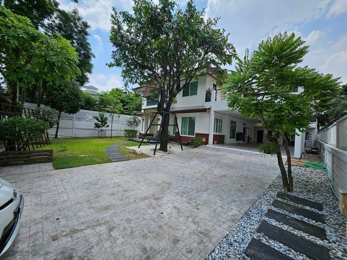 For RentHouseLadprao, Central Ladprao : 📢👇 Detached house located in private gated compound , quiet and peaceful, close to local communities also close to popular restaurants and cafes, easy access to expressway entrances and exits.