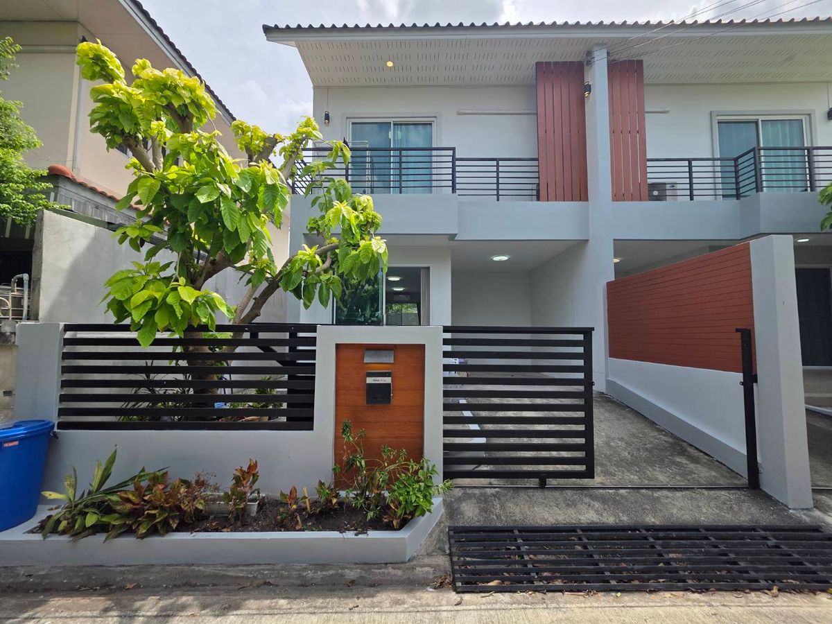 For RentRatchadapisek, Huaikwang, Suttisan : Twin house for rent Ratchadaphisek zone near Major Ratchayothin and BTS Phahon only 5 minutes.
