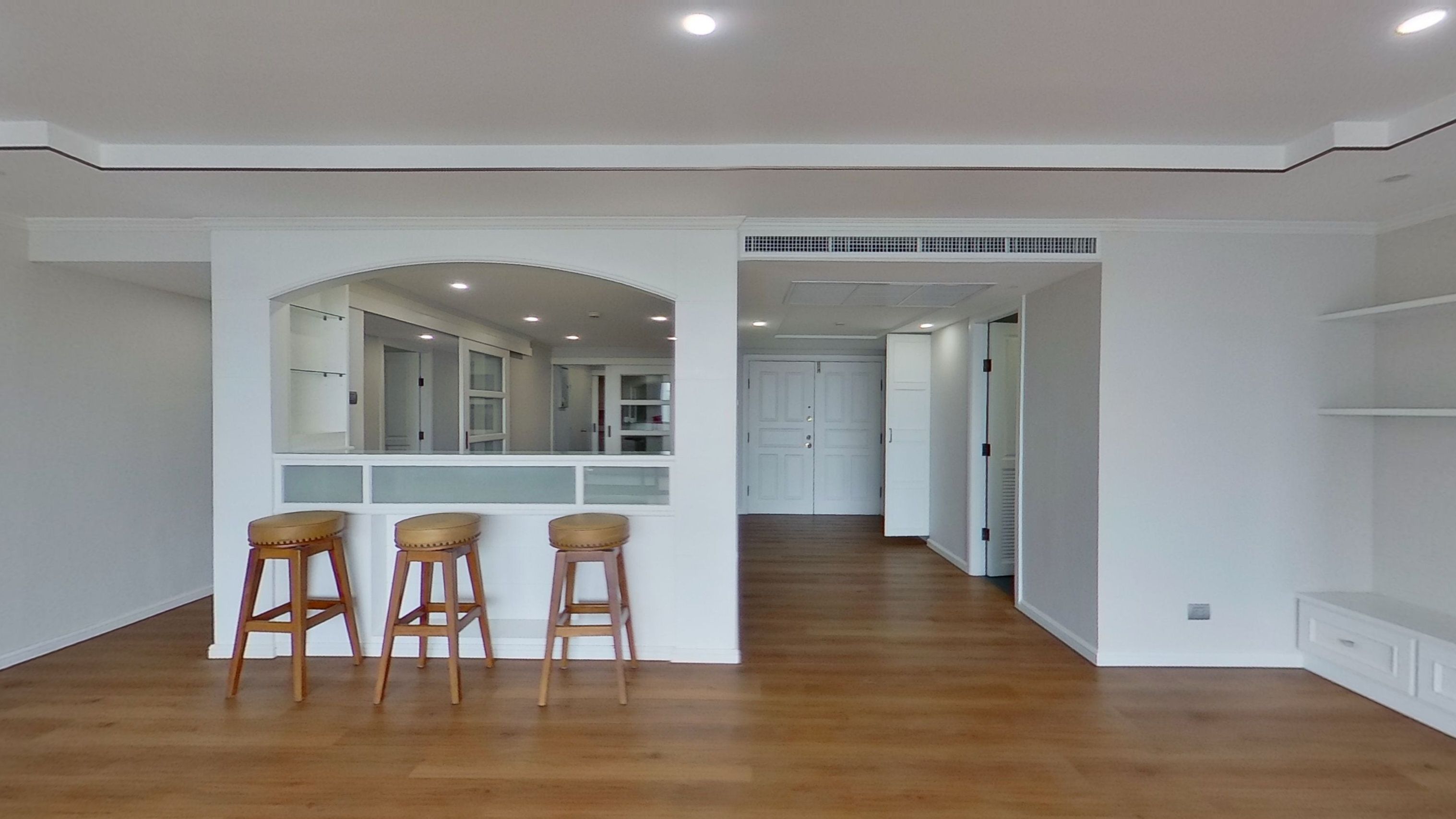 ขายคอนโดวิทยุ ชิดลม หลังสวน : Newly Renovated Large Unit for Sale  U1164276