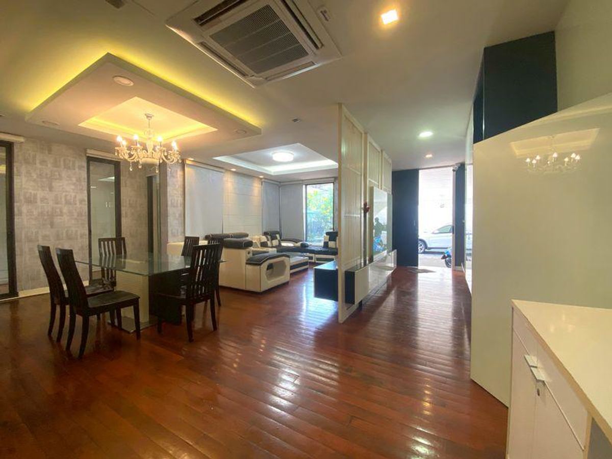 ขายทาวน์โฮมสาทร นราธิวาส : LTHC12677 – Townhome for Sale in Yen Akart Size 46 Sqw. 300 Sqm. 5 beds 5 baths Near MRT Khlong Toei Station ONLY 27 MB