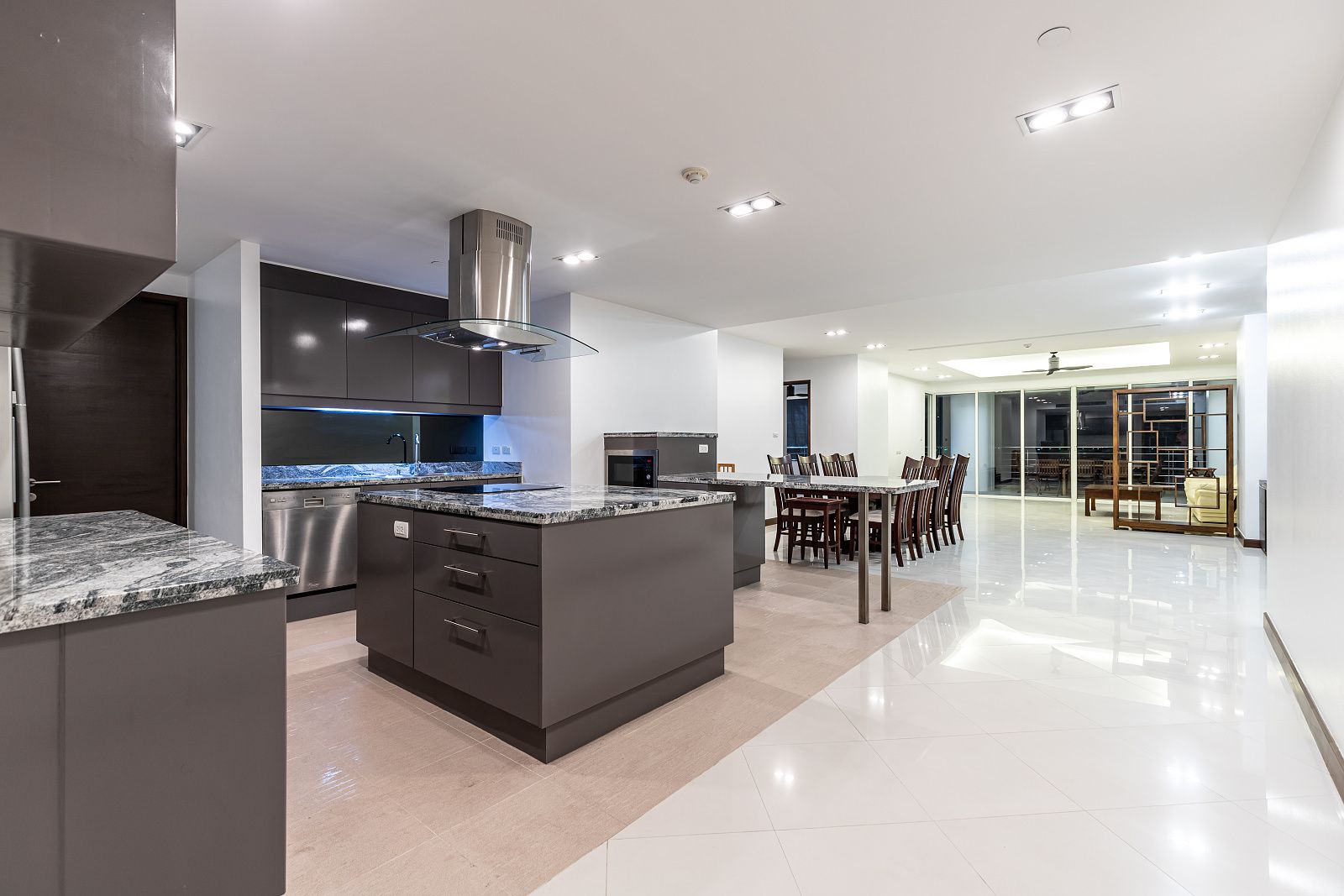 For SaleCondoPattaya, Bangsaen, Chonburi : Spacious beachfront 3 bedroom condo with sea view for sale U1720356