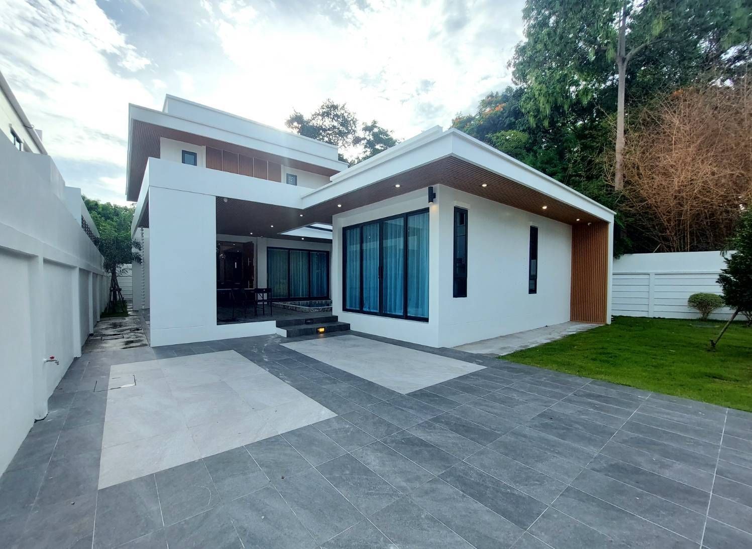 For SaleHousePattaya, Bangsaen, Chonburi : 4 Bedroom Villa for sale in Nong Prue, Chon Buri  U5565551