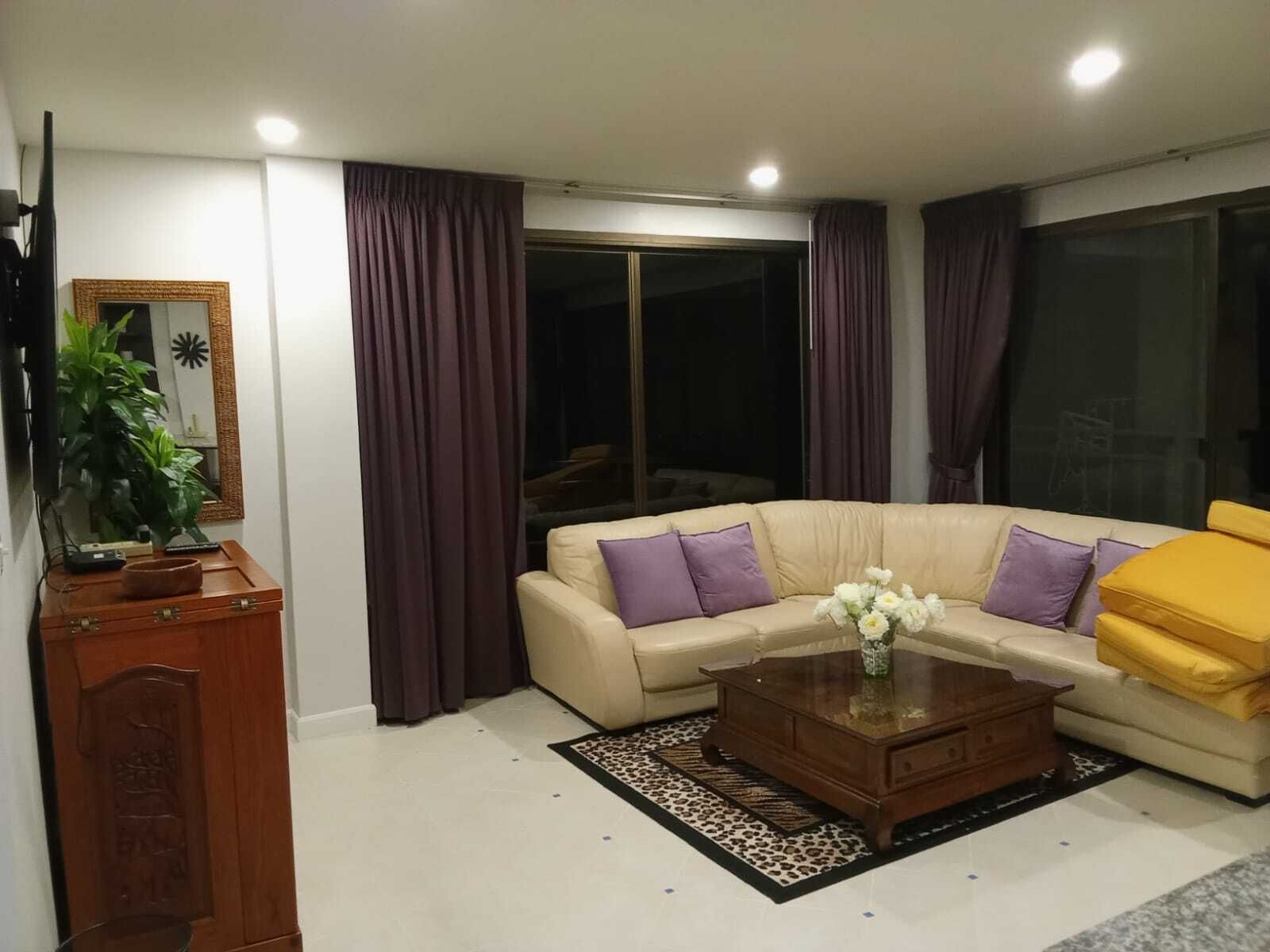 For SaleCondoPattaya, Bangsaen, Chonburi : Spacious 2-level unit with 4 bedrooms and 2 living spaces U1638462