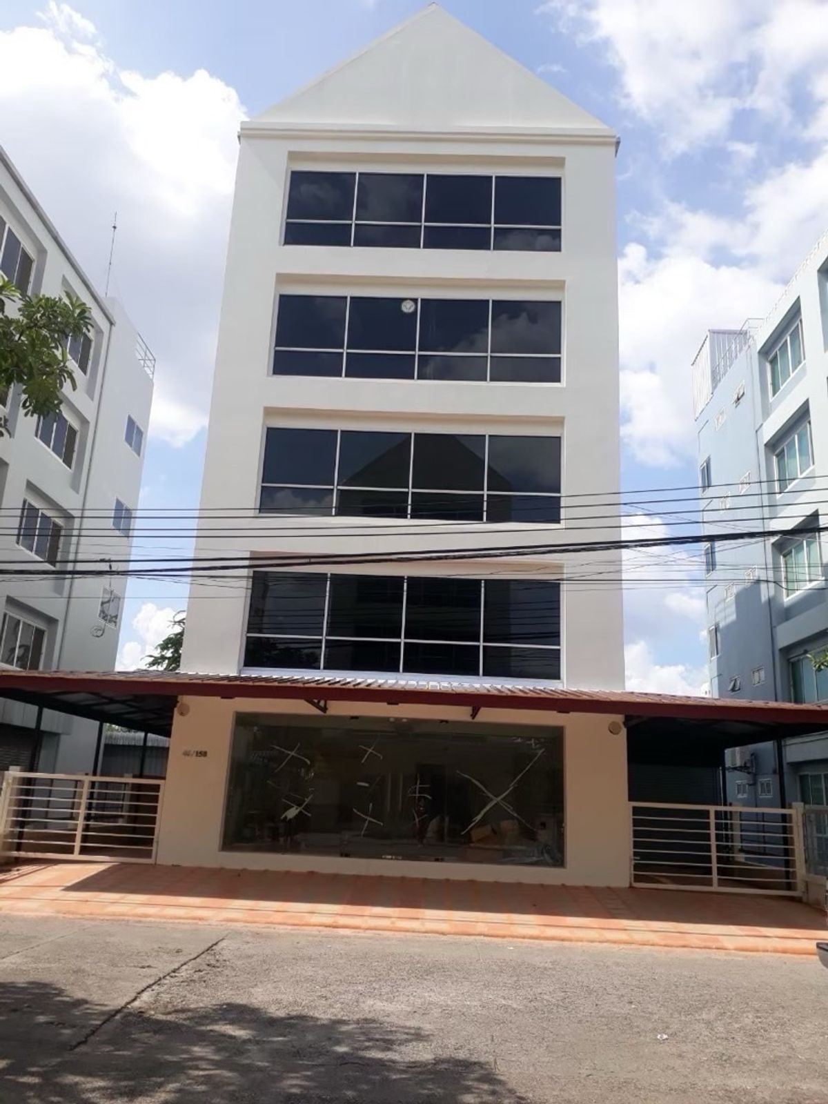 For RentOfficeKaset Nawamin,Ladplakao : For rent, commercial building/office size 600 square meters, Soi Nuanchan, near the expressway