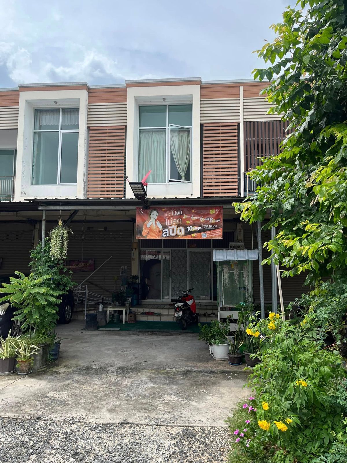 ขายอาคารพาณิชย์สุรินทร์ : อาคารพาณิชย์ 2 ชั้นติดตลาดและโรงเรียนชุมพลบุรี สุรินทร์