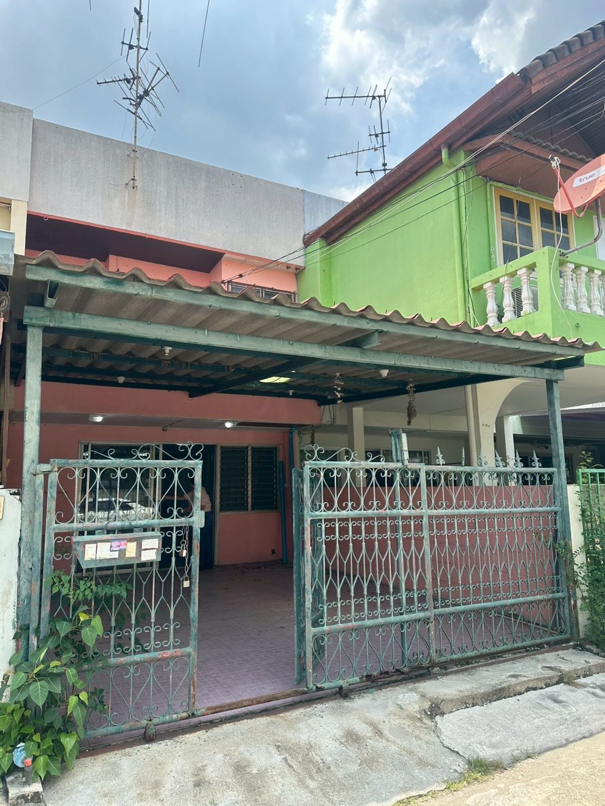 For SaleTownhomeSeri Thai, Ramkhamhaeng Nida : Townhouse for sale, Thanathip University, 2 floors. There are 2 bedrooms, 2 bathrooms, area 18 sq.whi.