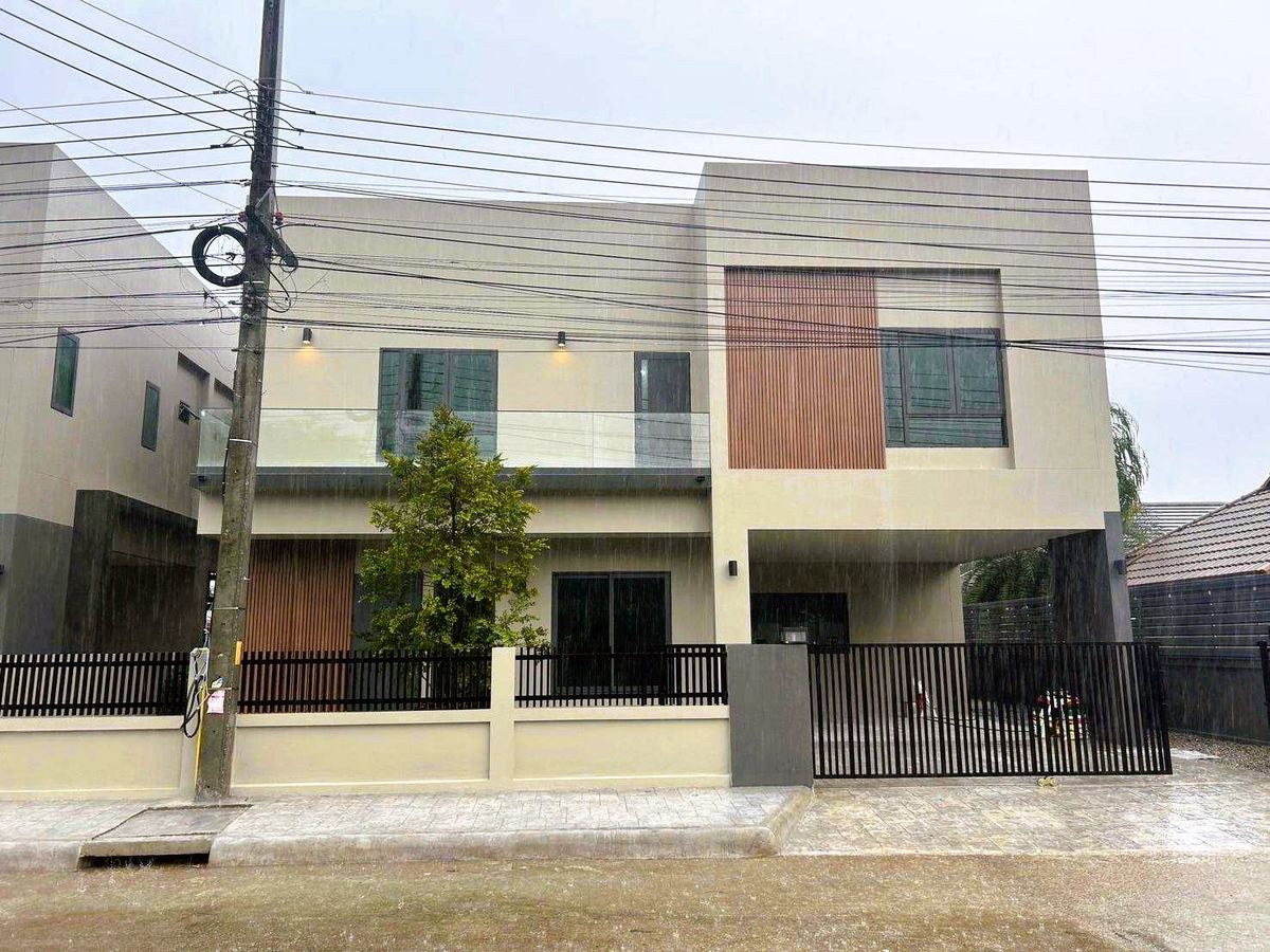 For RentHouseChiang Mai : - Two storey house for rent with 4 bedrooms,4 toilets and 1 kitchen. 