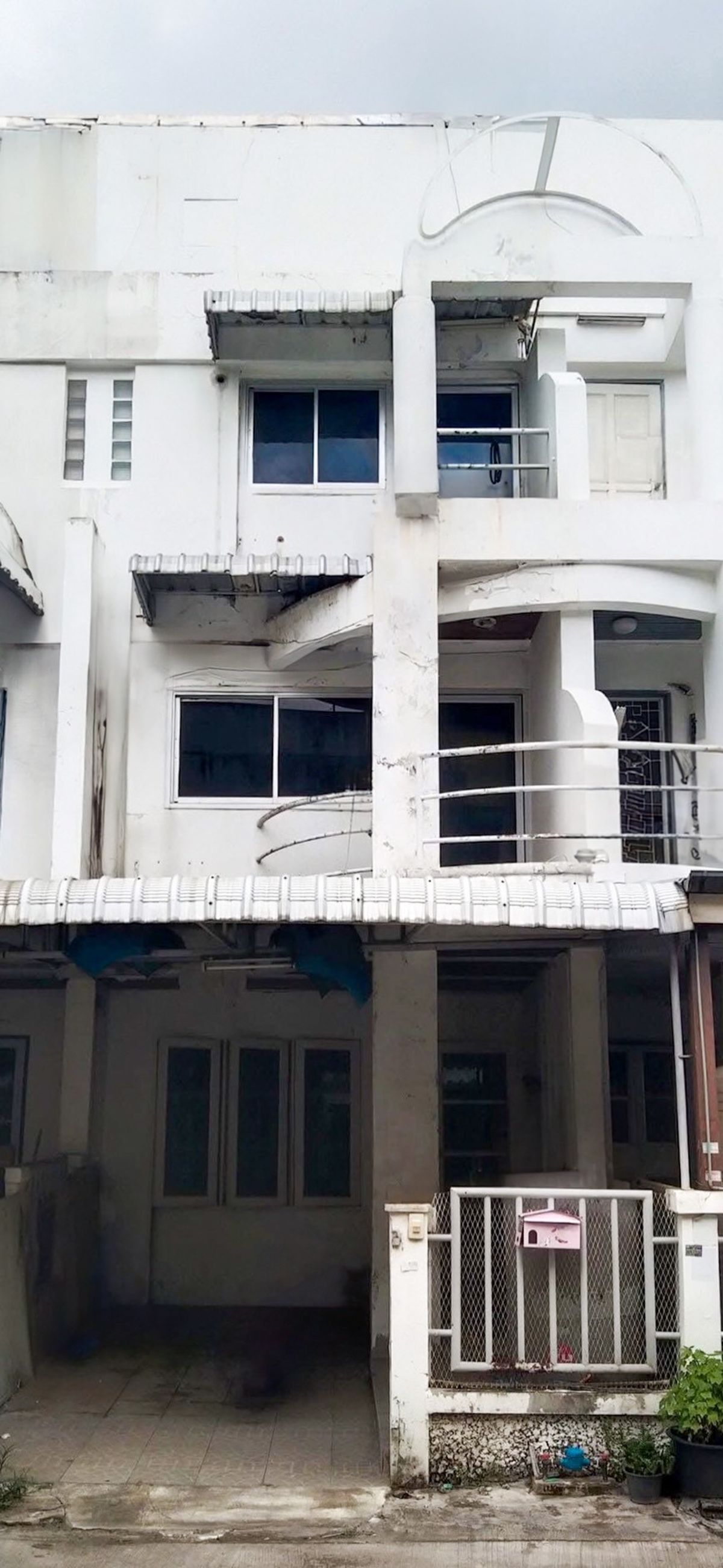 ขายทาวน์โฮมนวมินทร์ รามอินทรา : 🎉🏡 โอกาสทอง! ทาวน์โฮม 3 ชั้น #ธันยการวัชรพล ทำเลเทพ! ใกล้ถนนเทพรักษ์-เลียบด่วนฯ เพียง 1.99 ล้าน! ✨