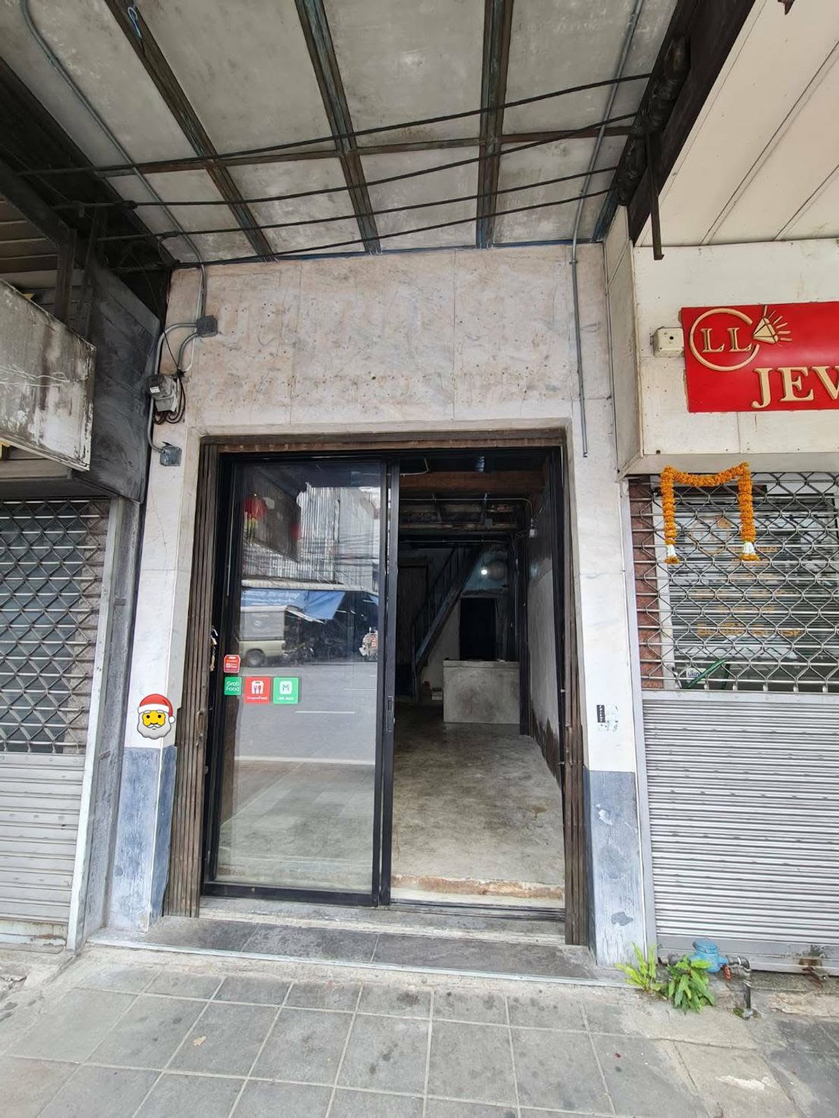 For RentShop HouseYaowarat, Banglamphu : Rent a 3 -story commercial building in Ban Mo -Phahurat area 📍 on the main road in the middle of the city Suitable for business / office / airbnb 📐 Approximately 20 square meters of living space per floor (rental for the whole building)
