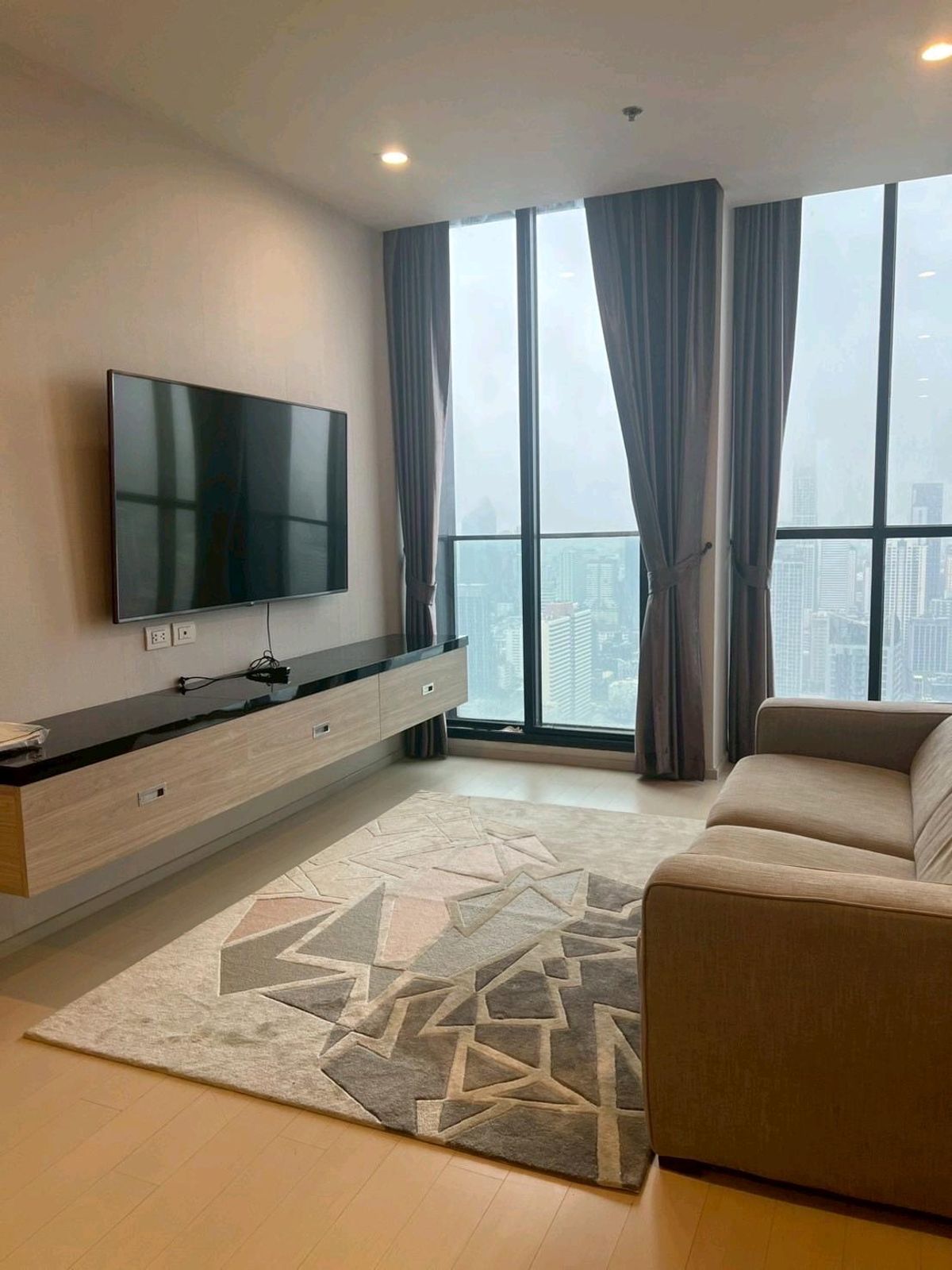 ให้เช่าคอนโดวิทยุ ชิดลม หลังสวน : For Rent | Noble Ploenchit | 70 Sq.m. | 2 Bedrooms 